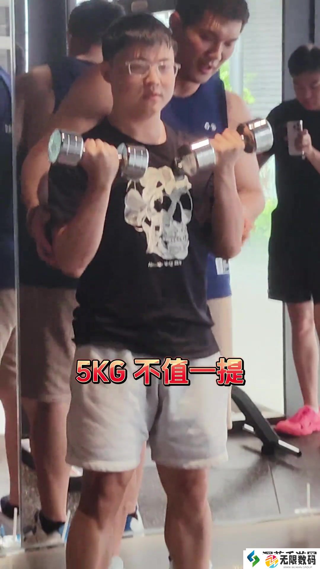 撸铁男孩！Uzi分享健身视频