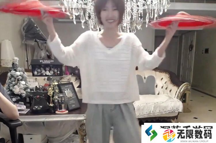 姐姐太懂直播啦！夏安边炫技转手绢边唱自由飞翔