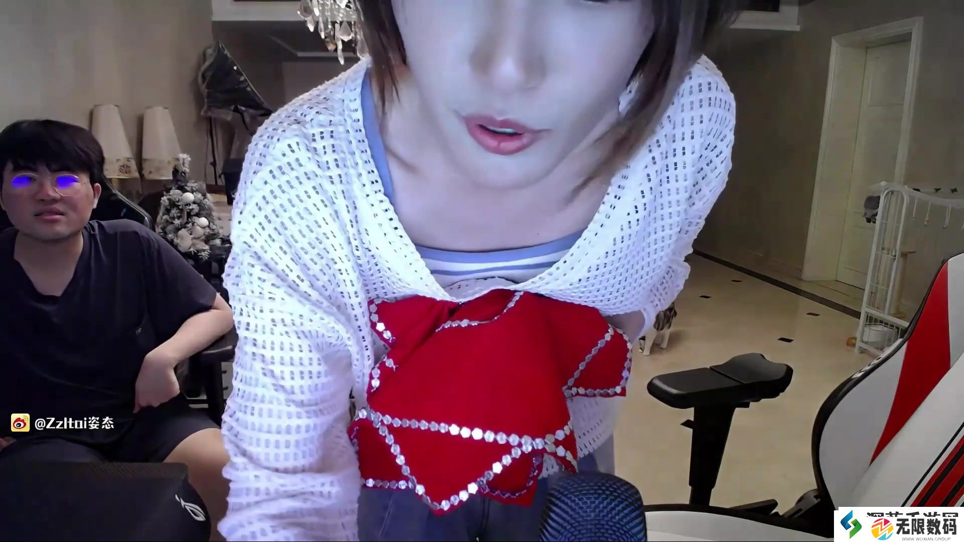 姐姐太懂直播啦！夏安边炫技转手绢边唱自由飞翔